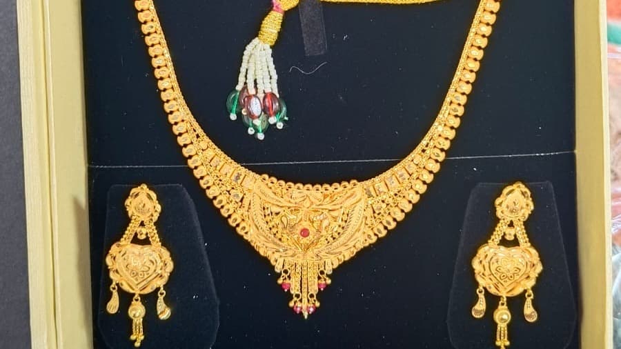తల్లి లేని బిడ్డ పెళ్లి చేసి బంగారం పెట్టిన కాంగ్రెస్ నాయకుడు 