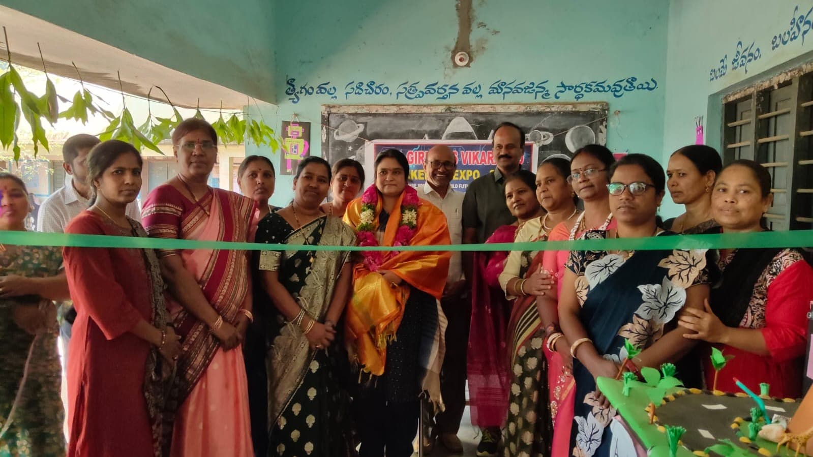 జిల్లా పరిషత్ బాలికల పాఠశాలలో  టింకరింగ్ ఎక్స్‌పో 