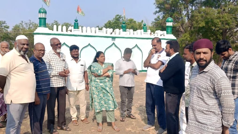 ఆలంపల్లి ఈద్గా వద్ద రంజాన్ ఏర్పాట్లు పరిశీలించిన మున్సిపల్ చైర్మన్  