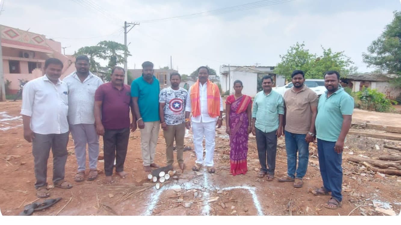 ఇందిరమ్మ ఇంటి నిర్మాణం పనులు ప్రారంభించిన వైస్ చైర్మన్ 