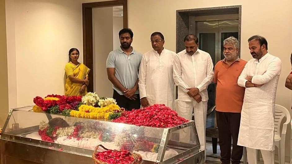 రంజిత్ రెడ్డి తల్లి పార్ధివ దేహానికి నివాళులర్పించిన స్పీకర్ 