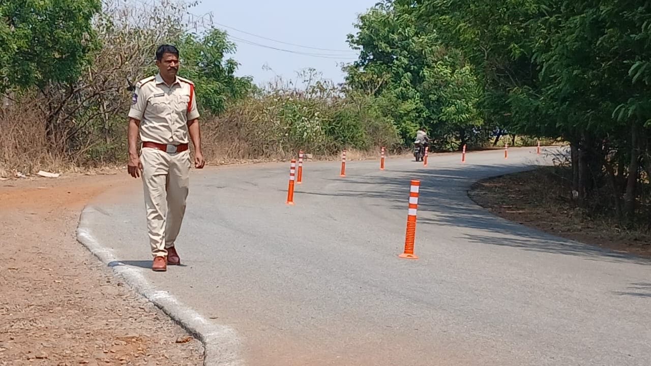 మలుపుల వద్ద అతివేగం వద్దు: వాహనదారులకు సీఐ రఘుకుమార్