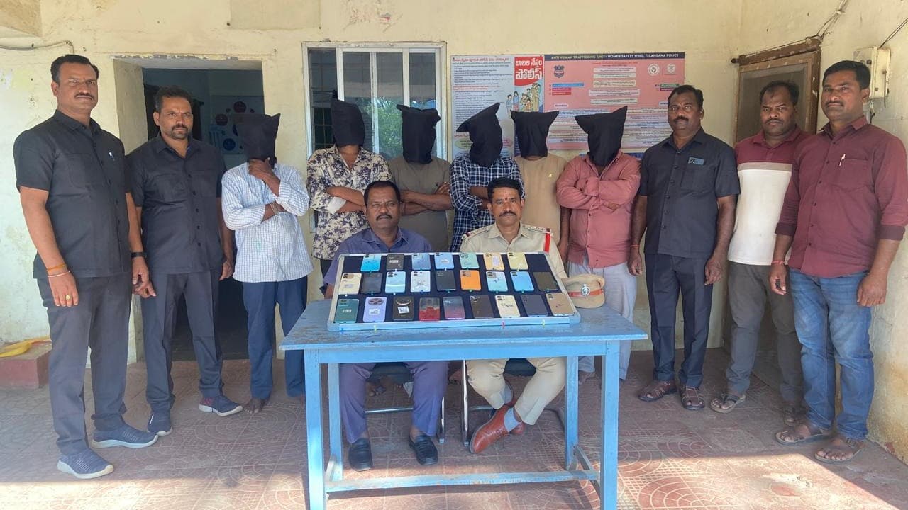 సెల్ ఫోన్ దొంగల ముఠా గుట్టురట్టు.. 25 ఖరీదైన ఫోన్లు స్వాధీనం