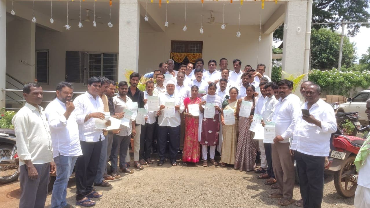 నిరుపేదలకు చేయూతగా సీఎం రిలీఫ్ ఫండ్ చెక్కుల పంపిణీ