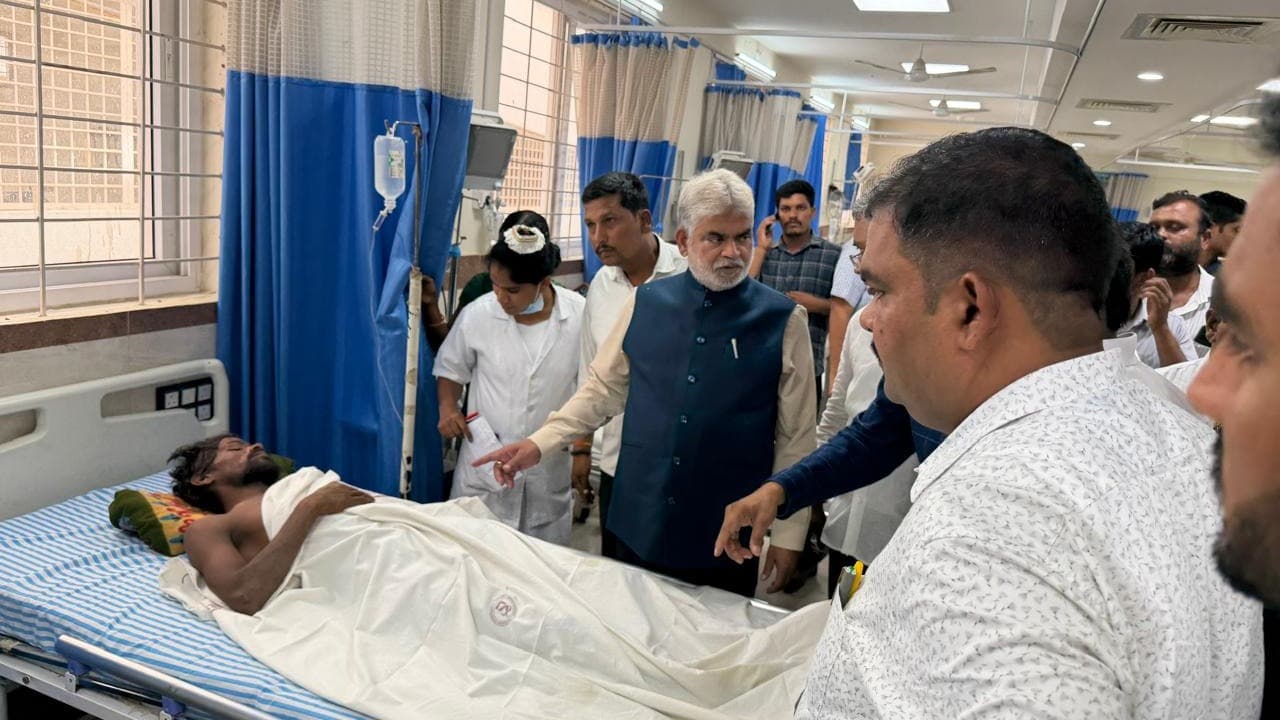 మర్పల్లి హోటల్ స్లాబ్ కూలిన ఘటన.. బాధితులను పరామర్శించిన స్పీకర్  