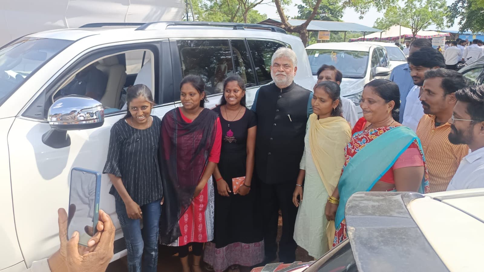 చిన్నారుల కోసం ఆగిన స్పీకర్ కాన్వాయ్ ఒక ఫోటో వెనుక దాగిన పెద్ద సందేశం