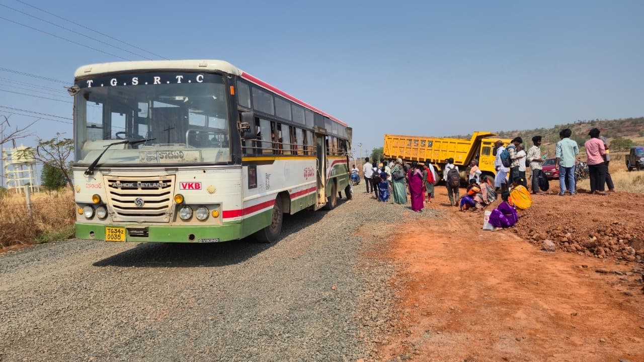 వికారాబాద్ సమీపంలో ఆర్టీసీ బస్సు – టిప్పర్ ఢీ